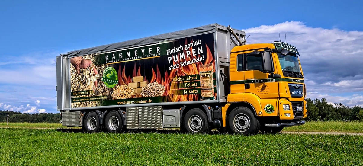 LKW bringt Brennstoffe aus Biomasse